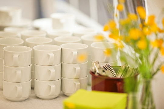 Kaffegeschirr am Buffet