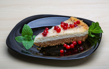 Cheesecake with berries and mint