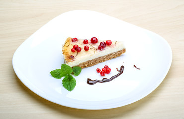 Cheesecake with berries and mint