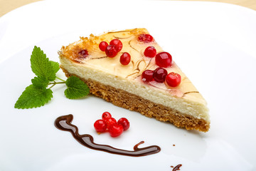 Cheesecake with berries and mint