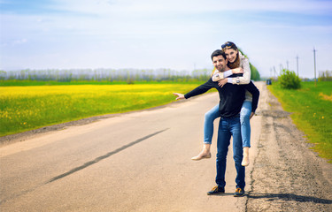 Obraz premium Couple of young backpackers hitchhiking