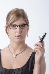 Junge Frau mit Stift in der Hand überlegt