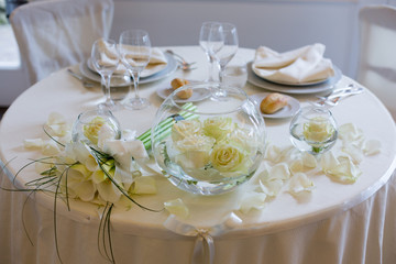 Tavolo apparecchiato e decorato per pranzo di nozze