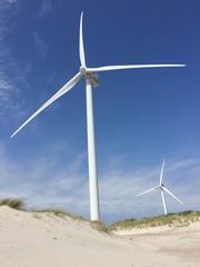 Windräder am Strand in Hvide Sande, Dänemark