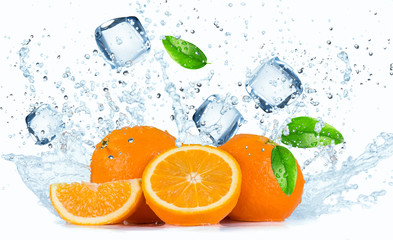 Obrazy na Plexi  Pomarańcze z bryzgami wody