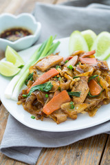 stir fried flat noodles au poulet, Thailande