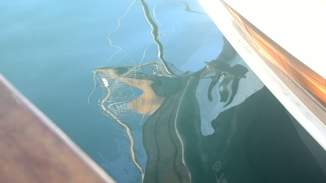Reflets d'une go&eacute;lette sur les vagues de la mer Eg&eacute;e