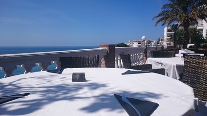 Fototapeta premium Mesa con vistas al mar - nerja