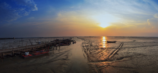 Naklejka premium Panorama,sunset in the sea with during low tide.