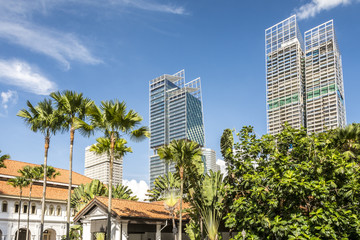 Obraz premium Modern glass sky scrapers, next to low rise colonial buildings in Singapore