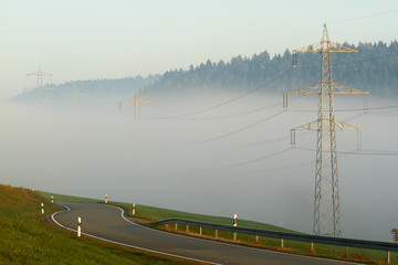 Strommast an Straße