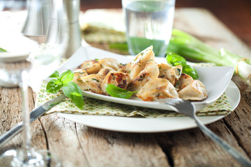  Teigtaschen gefühlt mit fleisch 