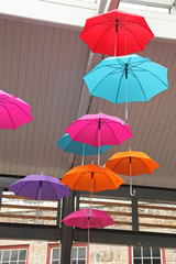 Fototapeta na wymiar parapluies en décoration d'un plafond