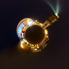 Kleine Welt bei Nacht mit Leuchtturm