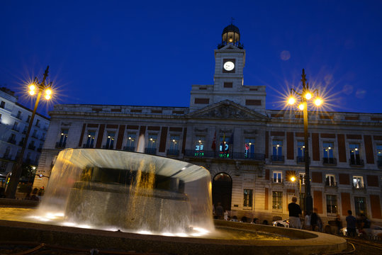 Fontaine devant l'hôtel de ville de Madrid la nuit