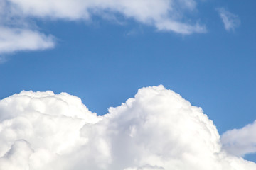Blauer Himmel und wei&szlig;e Wolken