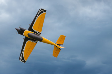 Naklejka na ściany i meble Flugzeug - Modellflugzeug - Kunstflugzeug.