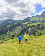 Fototapeta na wymiar aktive Kids im Gebirge