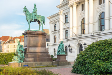 Obraz premium City Hall with William I, German emperor equestrian statue