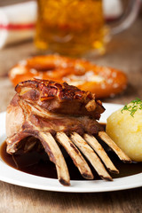 Nahaufnahme des gebratenes Spanferkel Schwein Essen