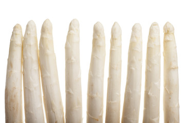 roher Bleichspargel isoliert auf Weiß