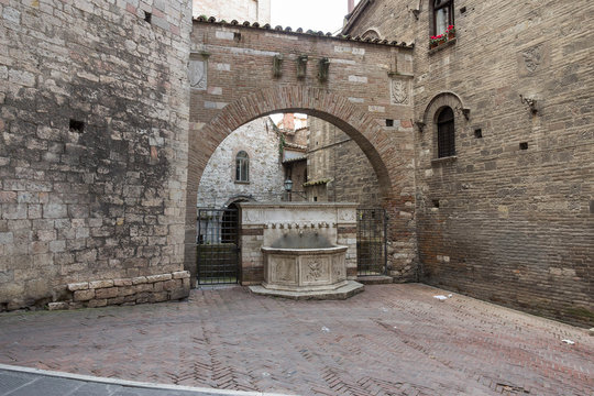 Perugia ,via Maest&agrave; delle volte ,piazzetta con fontana