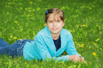 Девочка на газоне