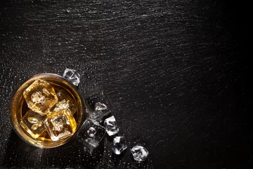 Photo sur Plexiglas Bar Verre de whisky avec de la glace