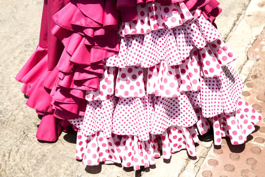 Faldas de gitanas con lunares para la feria en Andaluc&iacute;a