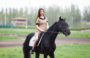 Obraz premium beautiful girl riding a horse