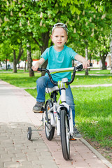 Fototapeta na wymiar Cute kid riding a bicycle