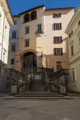 Fototapeta na wymiar Spoleto ,centro storico scalinata di unione fra due strade