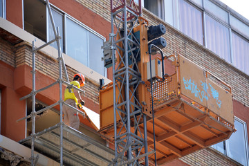 obrero descargando un montacargas