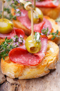 Leckere Bruschetta mit Salami und Oliven