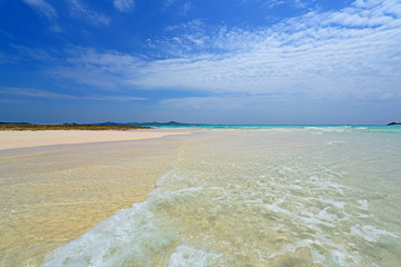 美しい沖縄のビーチと夏空