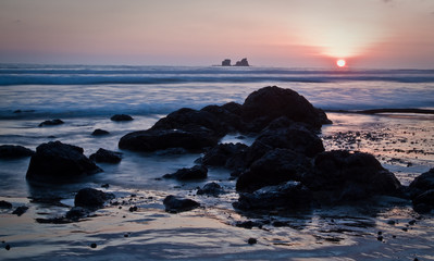 Fototapeta premium Beautiful romantic sunset view from Ayampe beach, Ecuador