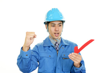 ガッツポーズの労働者