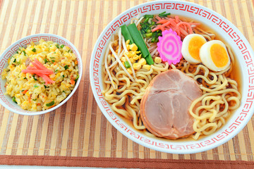 美味しそうなラーメンとチャーハン