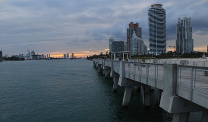 Fototapeta na wymiar Abendstimmung am South Beach Pier in Miami Beach