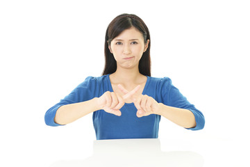 禁止の意思表示をする女性