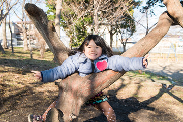 木登りをする女の子