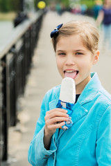 Девочка с мороженым.