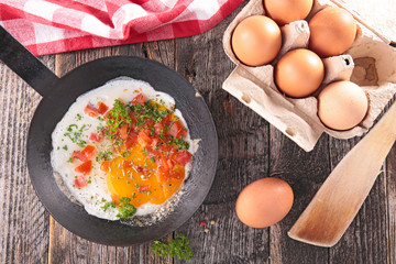 egg with tomato and parsley