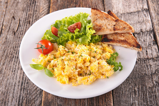 scrambled egg with salad and toast