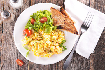 scrambled egg with salad and toast