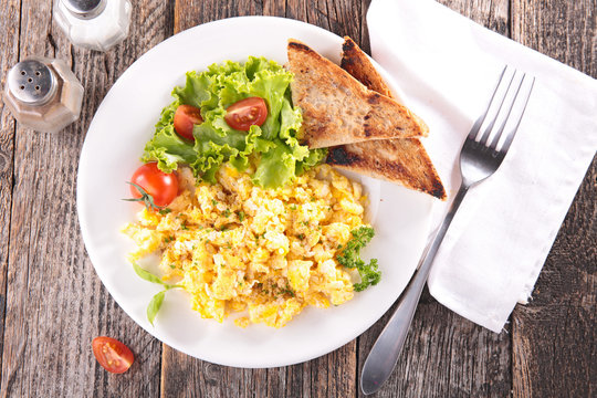 scrambled egg with salad and toast