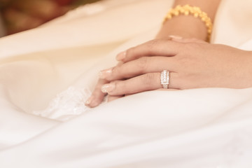 Obraz na płótnie Canvas Bride's finger with wedding ring.