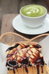Toast topped with bananas and chocolate - Green tea with milk