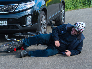 Mann stürzt mit Fahrrad