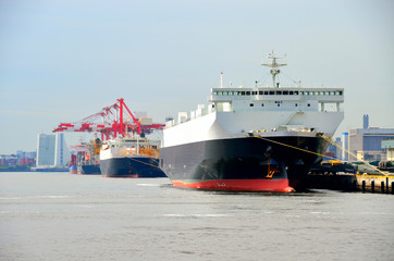 Roll-on/roll-off (RORO or ro-ro) car carrier ship